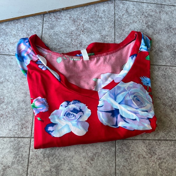 Set of two buttery soft tees size XL cool melon tops in blue and red floral - Picture 3 of 6